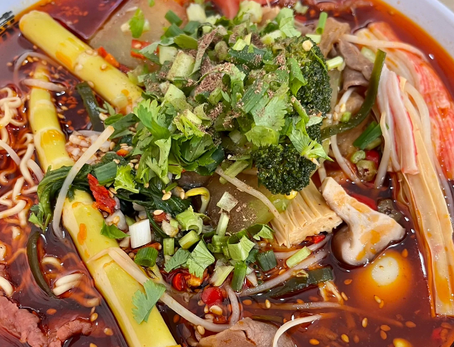 學(xué)冒菜VS加盟帽牌貨冒菜：哪個(gè)更值得投資